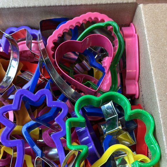 Box of pre-owned cookie cutters - 12 x 12 x 8 inch box full - see pics - Picture 3 of 5